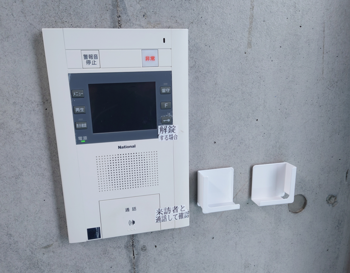 タブレットホルダーのみを取り付けた壁の写真
